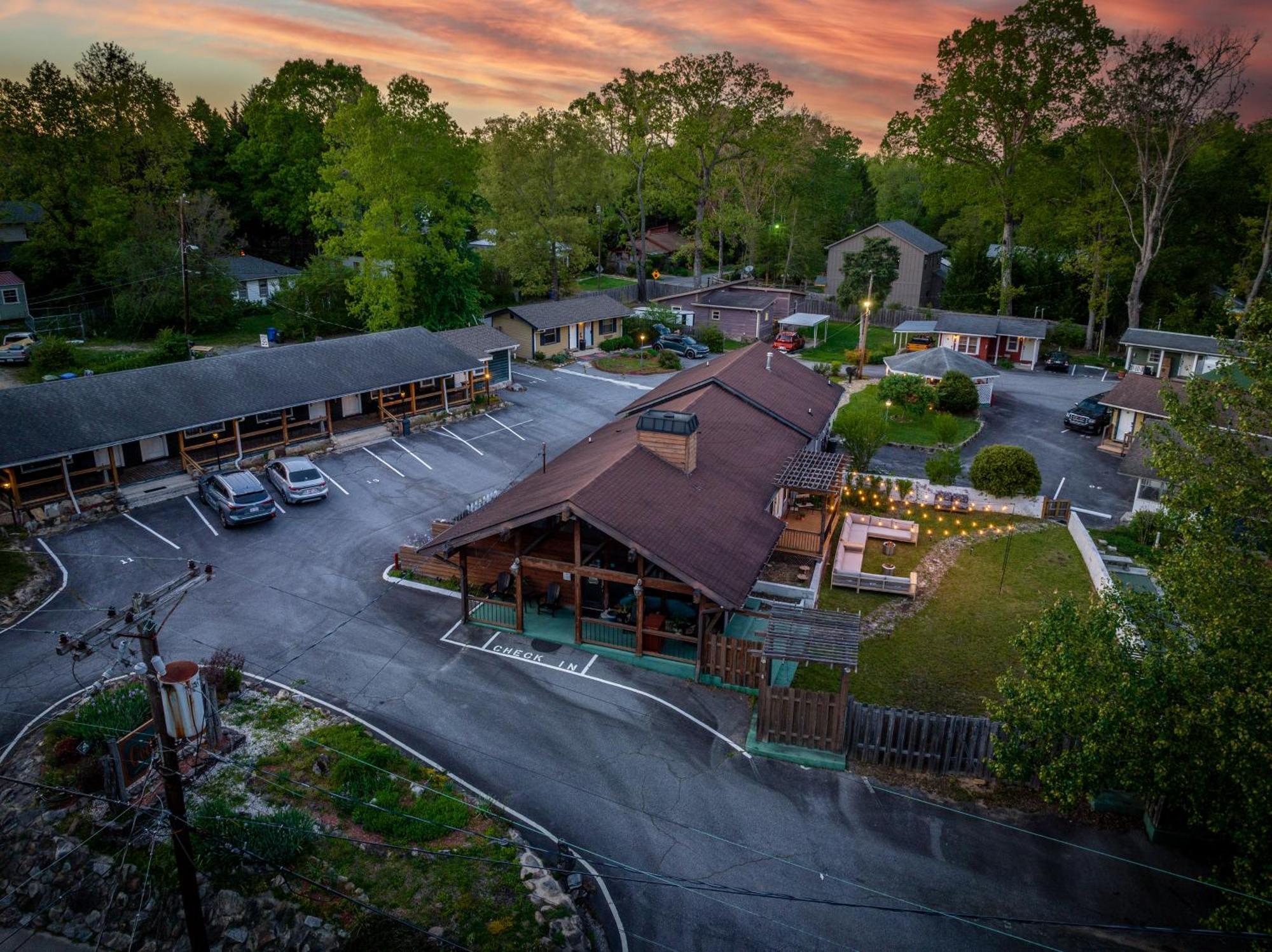 Cedarwood Inn Hendersonville Εξωτερικό φωτογραφία